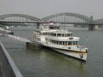 Passagierschiffe Ein Ausflugsschiff der K�ln-D�sseldorfer vor der Rheinpromenade in K�ln mit der Hohenzollernbr�cke im Hintergrund am 21.08.2003.