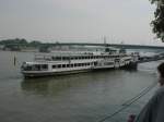 Personenschiffe Der Raddampfer Goethe der K�ln-D�sseldorfer vor der Rheinpromenade in K�ln am 21.08.2003.