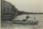 Passagierschiffe 'MS Froschk�nig' im Jahre 1938 beim Wendeman�ver unterhalb der Mittleren Rheinbr�cke in Basel - damals unter dem ersten Namen Vogel Gryf'. im Hintergrund der Dampf-Schlepper 'Glarus', welcher heute unter Dieselmotoren immer noch seinen Dienst als Vorspannboot 'im Rheingebirge' tut!