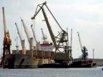 Bagger und Kr�ne Schwimmkran DP-ZPS 5-3 am 19.08.07 im Stettiner Hafen. Dort wurden Schiffbauteile in ein Seeschiff verladen.