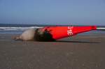 Deutschland Strandgut der besonderen Art auf Norderney. Diese Tonne markiert normalerweise das Fahrwasser vor Norderney. Da sie sich aber von ihrer Befestigung 'befreit' hat, trieb sie an den Strand der Insel. Dort angekommen fand sie viele Liebhaber. Am sp�ten Nachmittag des 11.03.2009 wurde sie dann auf einen LKW geladen und zum Tonnenhof der Insel gebracht.