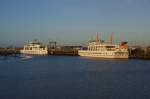 Passagier- und RoRo-Frachtschiffe (F�hren) Lieblich und vertr�umt liegen die Frisia II (IMO: 7723974) und die Frisia IV (IMO: 9246839) im Hafen von Norddeich. W�hrend die Frisia IV (links) an der Autoverladung fest gemacht hat, ist die Frisia II (rechts) hier abgestellt. Aufgenommen am 11.03.2009