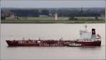 Tankschiffe Der 2007 gebaute Chemikalientanker SICHEM BEIJING (IMO 9397042) f�hrt am 05.09.2008 - begeleitet vom Lotsenboot KAPIT�N STOEWAHSE - Weser aufw�rts. Das Schiff ist 120 m lang, 20 m breit und hat eine GT von 8537. Heimathafen ist Singapore.