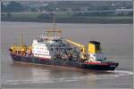 Wasser- und Schifffahrtsverwaltung Der Saugbagger NORDSEE des WSA Wilhelmshaven am 25.08.2007 bei einem Wendeman�ver auf der Weser bei Bremerhaven. Das Schiff ist 131 m lang, 23 m breit und hat einen max. Tiefgang von 7,25 m. Die Maschinenleistung betr�gt 2 x 3.530 kW und 1 x 2.205 kW. �ber zwei Seitensaugrohre von 1 m Durchmesser k�nnen die Lader�ume in 40 Minuten gef�llt werden.