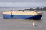 Autotransporter Am Morgen des 08.09.2007 kommt die 2007 gebaute GRAND RUBY (IMO 9325221) schon wieder Weser abw�rts. Sie ist 199 m lang, 32 m breit, hat eine GT von 59217 und ist f�r 6.400 Fahrzeuge ausgelegt. Die GRAND RUBY f�hrt unter der Flagge von Panama. Die Segelyacht nimmt sich ziemlich klein dagegen aus.