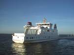Passagier- und RoRo-Frachtschiffe (F�hren) Am Abend des 30.7.08 f�hrt das Doppelendf�hrschiff zur Cassenswerft nach Emden.
