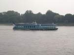 Passagierschiffe Das Ausflugsschiff 'Moby Dick' auf dem Rhein vor K�nigswinter.