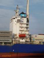 MAERSK NIENBURG (IMO 9446104) am 30.8.2015, (Aufbau und Schornsteinmarke), Hamburg, O´swaldtkai /
Ex-Name: POSEIDON FAME
Containerschiff / BRZ 25.630 / Lüa 210 m, B 30,2 m, Tg 11,5 m / 1 Diesel, SUL, 7RTA 72U, 16.077 kW (21:865 PS), 22 kn / TEU 2.556 , davon 500 Reefer / gebaut 2010 bei Hyundai Heavy Industries Ltd. Co, Ulsan, Süd Korea / 
