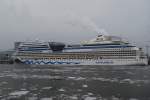 Die AIDAblu am 06.02.10 im Hamburger Hafen ihren drei Tages Trn ber die Nordsee hat der Cruise Liner mit eigener Brauerei an Bord wegen des Eises absagen mssen am 09.02.10 wird es von der