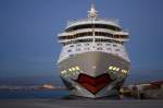 AIDAmar liegt am 20.12.2014 im Hafen von Palma de Mallorca und wird gegen 22:00 Uhr zu einer einwöchigen Reise durch das westliche Mittelmeer auslaufen.