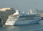 MS  Aida Vita  am 26.09.2003 im Hafen Barcelona, ber dem Schiff ist eine Gondel einer Seilbahn zu sehen, die ber den Hafen von Barcelona fhrt.