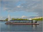 Das Solarboot  ALSTERSONNE  auf der Binnenalster in Hamburg, Lnge 30 M und bittet 100 Passagieren platz fr eine Alsterrundfahrt.