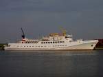 Seebderschiff MS Funny Girl im Hafen von Bsum, 1017 Brz, Lnge 68.57 Meter, Breite 10,32 Meter, Tiefgang 2,35 Meter, max 800 Passagiere  10.05.2011)