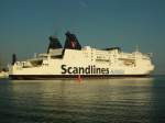 In ganzer Pracht: FS SKNE der Reederei Scandlines im Sommer 2006 im Seekanal von Rostock.
