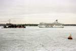 MS  Silja Serenade  im Mrz 1993 von Stockholm kommend bahnt sich kurz vor Helsinki seinen Weg durch das Packeis, die Geschwindigkeit kann nicht hoch sein, man sieht keine Bugwelle. Der Kleine rechts fhrt kreuz und quer und zerkleinert das Eis etwas.
