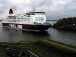 Fhre der Viking Line fhrt an der Insel Suomenlinna vorbei.