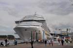 Hier mal die  Costa Fortuna  im Hafen von Warnemnde am 23.06.2012 ohne die Fhre vor der Nase aber mit Werbebanner die auch so keiner will.