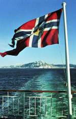 Auf ihrer Fahrt nach Norden lsst MS  Kong Harald  den Trondheimsfjord hinter sich (28. Februar 2006).