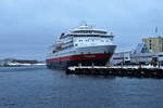 Am 21. Februar 2024 liegt die Otto Sverdrup der Reederei Hurtigruten hier im Hafen von Svolvaer (Norwegen).