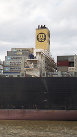MSC LAURENCE (IMO 9467419), Schornsteinmarke der MSC - Mediterranean Shipping Company,  am 5.8.2016, Hamburg auslaufend, Elbe Höhe Finkenwerder /
Containerschiff / BRZ 140.096 / Lüa 365,82 m, B 48,4 m, Tg 15,5 m / 1 Diesel, STX-MAN 12K98MC-C7,  72.240 kW (98.219PS), 23 kn / 14.400 TEU, davon 800 Reefer /  gebaut 2011 in Südkorea / Eigner: Ohellen Shipping Co. Ltd., Douglas, UK, Manager + Operator: MSC - Mediterranean Shipping Company / 
