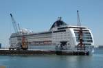 Am Cruis Terminal in Lissabon/Portugal liegt das Kreuzfahrtschiff  MSC  OPERA   am Kai. Aufgenommen am 17.05.2010.