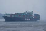 Die Ever Elite von Evergreen Marine Corp. der viertgrten Containerschiffsreederei der Welt IMO-Nummer:9241281 Flagge:Grobritannien Lnge:299.0m Breite:42.0m beim auslaufen aus Hamburg am 23.01.2010  	