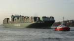 EVER LASTING  (IMO 9595450) am 3.6.2013, Hamburg einlaufend unter Assistenz von ZP BOXER, Höhe Bubendeyufer  /  Containerschiff  / BRZ 98.882 / Lüa 334,98m, B 45,8 m, Tg 14,2 m / 1 MAN B&W
