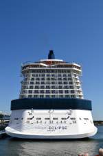 Beeindruckende Heckansicht der 314 Meter langen  Celebrity Eclipse  der Celebrity Cruises hier an Pier 8 des Warnemnder Cruise Centers.
