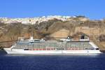 Die Reflection der Celebrity Cruise vor der imposannten Kulisse von Fira, Santorini, IMO: 9506459.