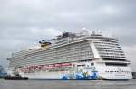 Der neue Nowegian Cruise Line Riese Norwegian Escape IMO-Nummer:9677076 Flagge:Bahamas Länge:326.0m Breite:41.0m Baujahr:2015 Bauwerft:Meyer Werft,Papenburg Deutschland beim eindocken ins Dock