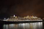 Die in der Nacht des 05.06.12 aus dem Hafen von Southampton auslaufende Queen Victoria IMO-Nummer:9320556 Lnge:294.0m Breite:32.0m Flagge:Bermuda Tonnage:90.000BRZ Geschwindigkeit:23,7Knoten