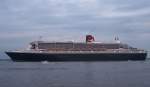  Queen Mary 2  Hier kann man die ganze Lnge von 345 m bewundern.
Z.Zt. noch das lngste Kreuzfahrtschiff der Welt. Hier passiert die  QM 2  am 25.08.06 um 19.30 auf der Elbe den Ort Grnendeich.