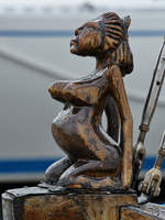 Eine kleine Galionsfigur auf dem Boot  Frieda .