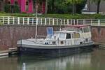 Dieses Namenlose Boot liegt in einer Ecke im Bassin in Maastricht. 04.2024 