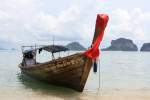 Typisch thailndisches Longtail Boat mit der Nummer 4852 01130 liegt am 23.Mai 2010 am Strand von Koh Poda.
