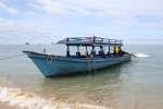 Unser Ausflugsboot liegt am 23.Mai 2010 am Strand von Ao Nang. Leider ist der Bootsnamen nur auf Thai angeschrieben, und eine Reg.Nr. war berhaupt nicht vorhanden.