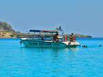 Bei einem Badestop knnen sich die Gste die einen Ausflug mit einem Glasbodenboot machen in einer Bucht bei Lindos auf Rhodos im kristallklaren Wasser abkhlen. (15.06.2012)