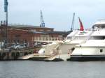 Im Lbecker Hansahafen liegt die russ. Yacht  PELORUS , IMO 8977273 und wird vom Personal gewartet und gereinigt... Aufgenommen: 3.6.2006