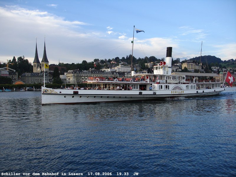 Raddampfer Schiller h�lt auf die Kapellbr�cke zu, Blick vom Kai