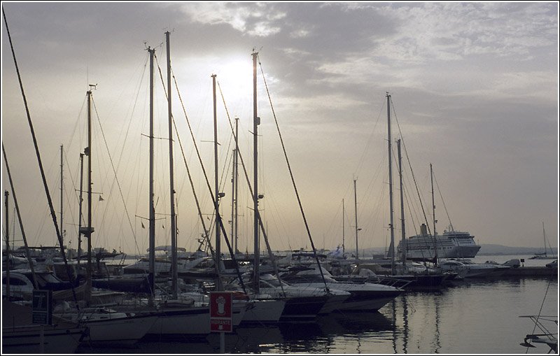 Vormittagssonne ber dem Jachthafen von Palma de Mallorca. Scan vom Dia, 2005 (Matthias)