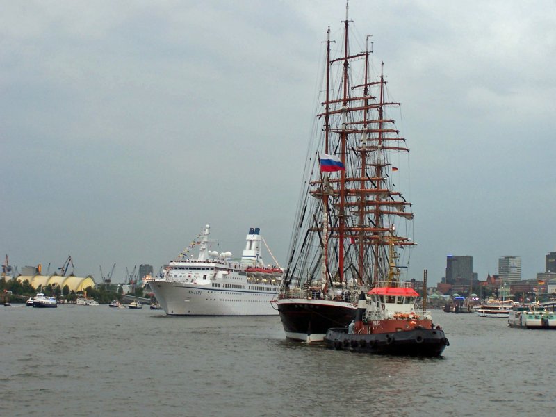 Vorne die  Sedow  ist das grte noch segelnde traditionelle Segelschiff der Welt da hinter die  ASTOR  bei den  Hamburger Cruise Days 2008 