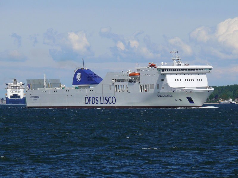 Whrend die COLOR MAGIC die Kieler Frde in Richtung Ostsee verlsst, luft die unter litauischer Flagge fahrene DFDS LISCO MAXIMA (IMO 9350721, Baujahr 2009) ein; 14.05.2009
