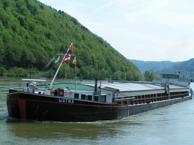 WATNA,Frachtschiff aus Rotterdam fhrt Donauaufwrts bei Engelhartszell; 080428

