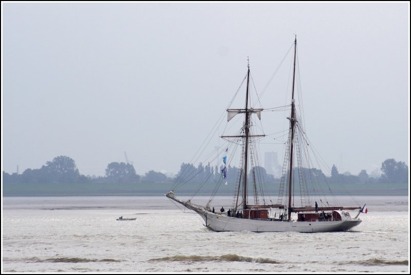 Der 1932 gebaute Zweimast-Toppsegelschoner BELLE POULE steuert am 26.08.2008 Bremerhaven