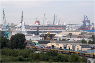 Fast ein 'Queen Mary 2' Suchbild -    Ganz unauffällig fügt sich die 'Queen Mary 2' in das Ambiente des Hamburger Hafens ein.