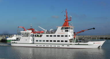 Die SPIEKEROOG I, IMO 8016897, neben der Spiekeroog II und der Spiekeroog IV eines der zwischen der Nordseeinsel Spiekeroog und Neuharlingersiel eingesetzten Seebäderschiffe am 23.10.2020 beim