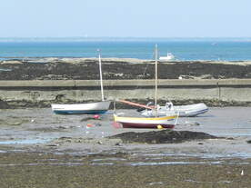 Kleine Boote bei Ebbe auf dem Trockenen am Plage de Mardi Gras auf der   Ile de Noirmoutier am 20.09.2019.