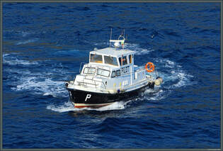Das Lotsenboot 1 MZ 1258 bringt am 21.02.2024 den Lotsen fr den Hafen von Lipari.