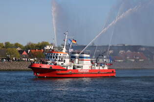Das Feuerlschboot FLB 40-3 am 27.04.2025 in Warnemnde.