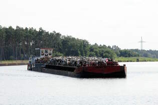 Schubverband mit je einem 65m und 32,5m langem Leichter und dem Schubboot  SCH 2423  (04031740 , 16,50 x 8,16m)  am 25.07.2024  auf dem  ELBE-HAVEL-KANAL  zu Berg vor der Schleuse Zerben.